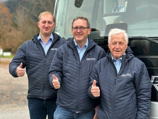 Drei Mann in einem Bus: Hannes, Harald und Erhard Riedler (von links) | Foto: Riedler Reisen