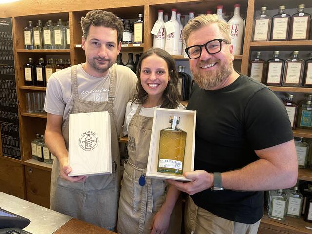 Das Familienunternehmen Sporer feierte im Jahr 2023 sein 120-Jahr-Jubiläum. Zu diesem Anlass wurde unter dem Namen "Elixier" auch ein eigener Kräuterlikör kreiert. – im Bild Michael Sporer (rechts), der die Likör- und Punschmanufaktur in vierter Generation führt, gemeinsam mit einem Mitarbeiter und einer Mitarbeiterin. | Foto: Lisa Gold