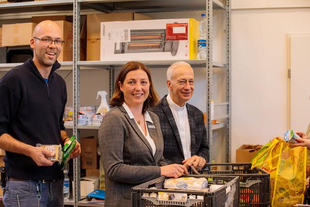 Bei der Lebensmittelausgabe: Nora Tödtling-Musenbichler mit ihrem Vorgänger Michael Landau  | Foto: Neuhold
