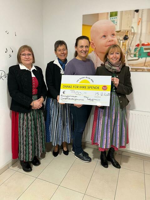 Es konnte ein Spendencheck über 700 Euro an die oö. Kinder-Krebs-Hilfe gespendet werden. | Foto: Katzensteiner