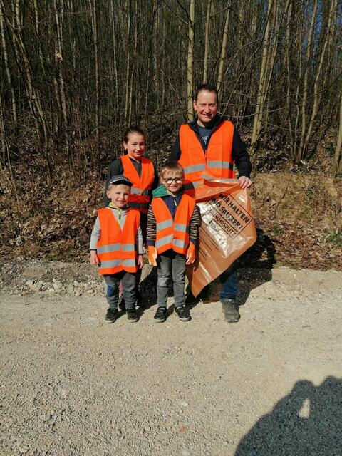 Jetzt wird sauber gemacht: der Purgstaller Bürgermeister Harald Riemer mit seinen fleißigen jungen Helfern beim Frühlingsputz im Bezirk | Foto: GVU Scheibbs