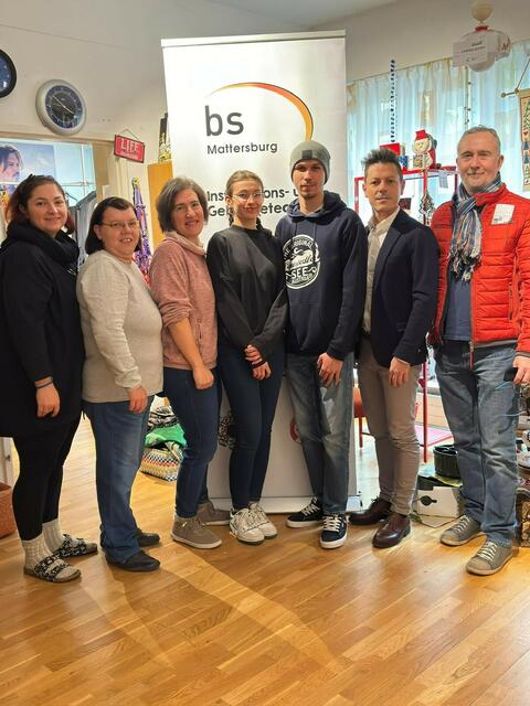 Thomas Plank (Schulleiter), Richard Jeschko (Lehrer und  Initiator)  Vertreterinnen von „Mein Laden“, Schülerinnen und Schüler der BS Mattersburg | Foto: Berufsschule Mattersburg