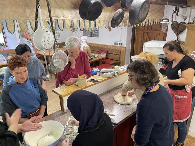 In der Küche im Kindberger Tschipsiländ wurde gemeinsam gekocht. | Foto: Hackl