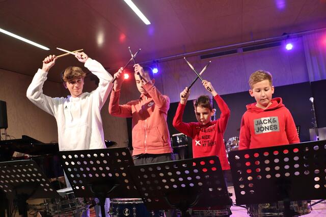 Das Schlagzeug-Ensemble mit David Harrer, Julian Hohenbichler, Valentin Monsberger und Maximilian Sohnle spielte das Stück  "Die lustigen Schlägel".  | Foto: Edith Ertl