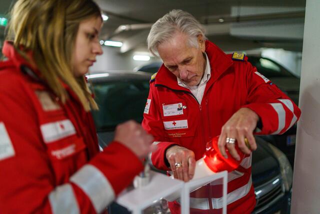 Mit einem Licht ein Zeichen für den Frieden zu setzen, ist eine liebgewonnene Tradition. Viele Rotkreuz-Dienststellen geben das Friedenslicht an die Bevölkerung aus. Erkundigen Sie sich über die genauen Ausgabezeiten direkt bei Ihrer Rotkreuz-Dienststelle  | Foto: Rotes Kreuz Tirol