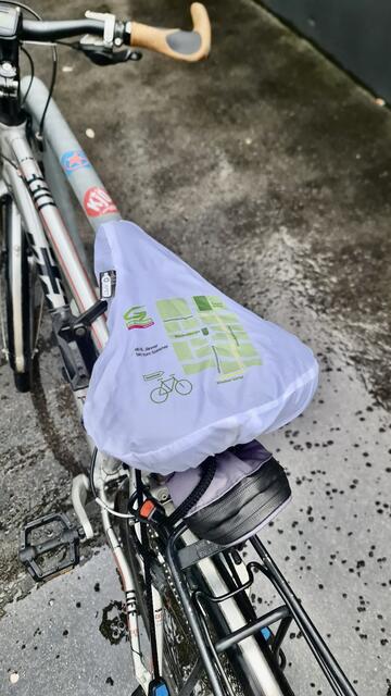 Mit Sattelschoner wollen die Grünen Wieden über die derzeitige Umleitung des Radverkehrs informieren.