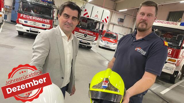 Bürgermeister Christian Gepp und FF-Kommandant Stefan Hofmann stellen die Pläne für das neue Feuerwehrhaus vor. | Foto: Sandra Schütz