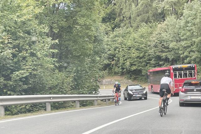 Vor allem im Sommer können täglich gefährliche Situationen auf der Igler Straße beobachtet werden. | Foto: Stadtteilvertretung Igls, Stephan Kaltschmid
