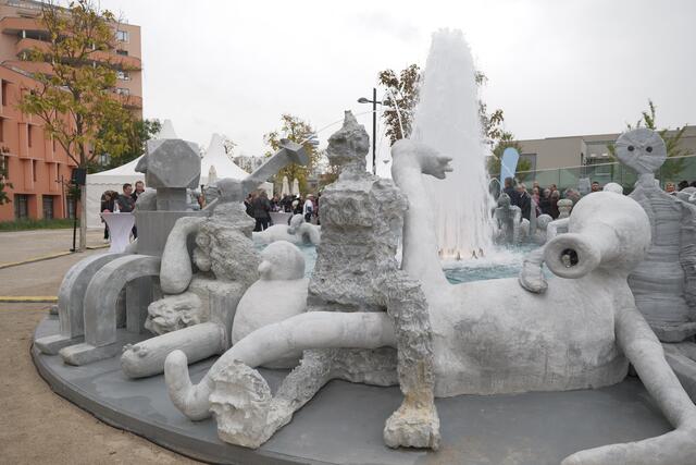Der Jubiläumsbrunnen zieht neugierige Blicke an, so viel ist klar. Beim Geschmack scheiden sich scheinbar jedoch die Geister. | Foto: Max Spitzauer/RMW