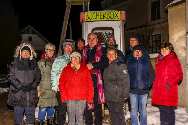 Margit Graf, Christine Müller, Helga Bauer, Johanna Olf, Bgm Elmar Schöberl, Pfarrer Tadeusz Krupnik, GR Simon Lehner, Obfrau Christine Huber, STR Karl Brabec, OV Erwin Löffler und Silvana Löffler. | Foto: Gemeinde Zistersdorf