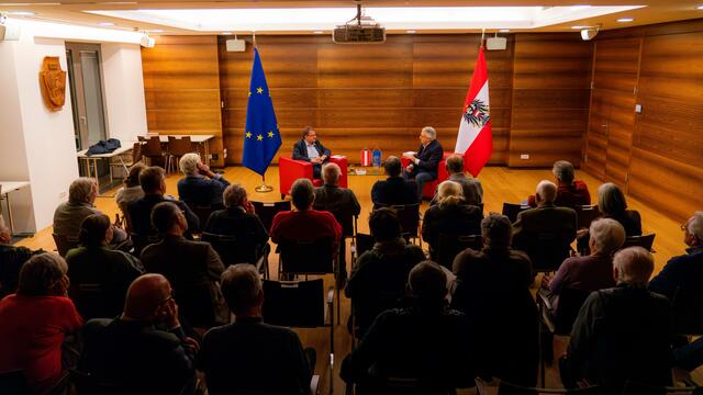 Autor und Diplomat Wolfgang Petritsch im Gespräch mit Europaabgeordnetem Hannes Heide. | Foto: Chris Gütl