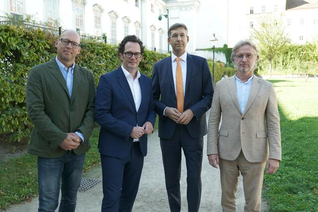 (v.l.) Kurt Wilhelm, Obmann der Kaufleute am Neubau, Neubau-Bezirkschef Markus Reiter (Grüne), Innere Stadt-Bezirkschef Markus Figl (ÖVP), Josefstadt-Bezirkschef Martin Fabisch (Grüne) luden zur Causa Schanigärten zu einer Sonder-Pressekonferenz im Weghuberpark. | Foto: Max Spitzauer