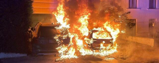 In Hietzing stand ein Auto spektakulär in Vollbrand.  | Foto: APA/Stadt Wien Feuerwehr