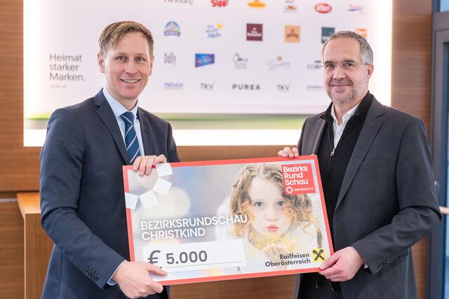 Vivatis Holding-Vorstandsvorsitzender Gerald Hackl bei der Spendenübergabe an BezirksRundSchau-Chefredakteur Thomas Winkler (l.). | Foto: BRS/Siegl