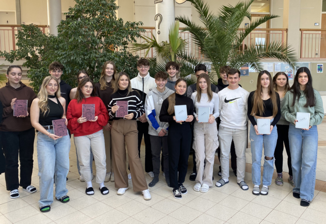 Stolz präsentieren die Schülerinnen und Schüler der HAK Leibnitz ihre neu geschaffenen Produkte, die im Rahmen der Junior Companies entstanden. | Foto: HAK