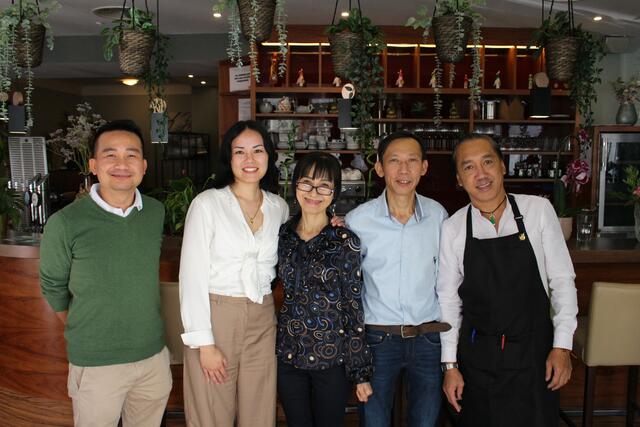 Die "Vevi"-Inhaberin Tran Thi Ngoc (Mitte) ernährt sich schon seit mehr als 30 Jahren fleischlos.  | Foto: Martin Jelicic