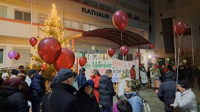 Wenige Tage vor Weihnachten nahmen sich viele MattersburgerInnen Zeit, um vor der Gemeinderatssitzung gegen das Projekt am Pucher-Areal zu demonstrieren. | Foto: Bürgerinitiative Mattersburg