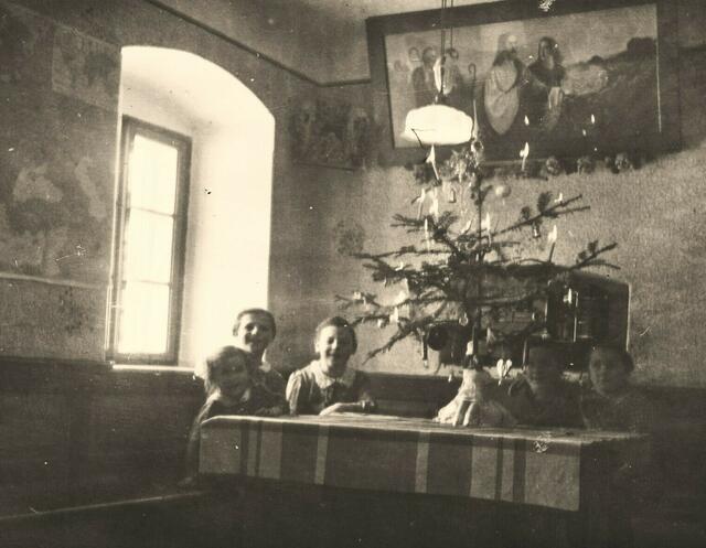 Weihnachten 1942 auf dem Bauernhof in Adlwang.  | Foto: Privatarchiv Katharina Ulbrich