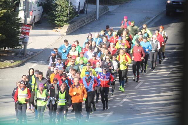 Rund 70 Läufer und Läuferinnen liefen beim Friedenslauf wieder von Weiz nach Graz. | Foto: RegionalmedienSteiermark/Hofmüller