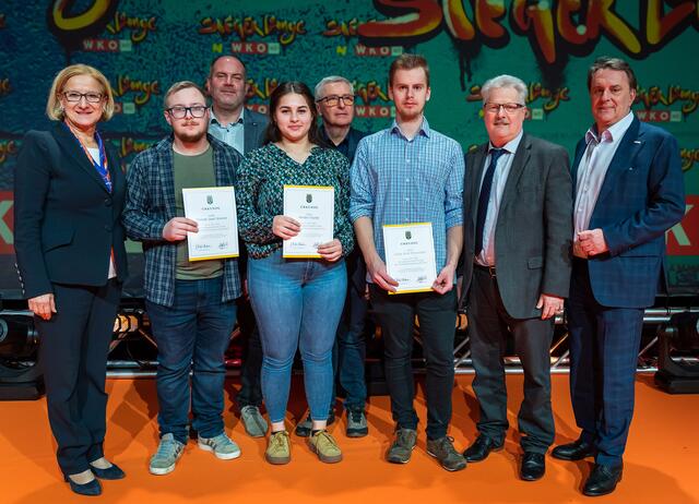 Landeshauptfrau Johanna Mikl-Leitner mit Thomas Grubner, Kerstin Fischer und Lukas Wieseneder (ausgezeichnete Busatis-Lehrlinge), Leonhard Gruber und Anton Gützer, (beide zweite Reihe) Erich Wenighofer (Lehrlingsausbilder Busatis) und WKNÖ-Präsident Wolfgang Ecker | Foto: Andreas Kraus