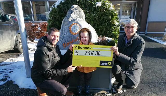 Christopher Prader (links) übergab eine Spende von 716,30 Euro aus seinem Pflasterungsbetrieb an Harald Jankovits vom Kinderhospiz "Sterntalerhof". | Foto: Prader