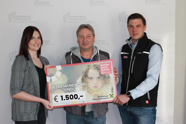 Der Spendenscheck wurde von Produktionsleiter Wilfried Mayrhofer und Betriebsratvorsitzenden Johann Obernhuber an die Redaktionsleitung der BezirksRundSchau Braunau, Elisabeth Latzelsberger übergeben. | Foto: BRS