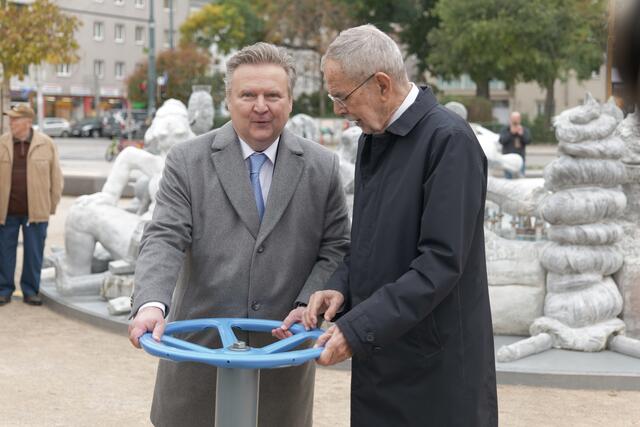 Eröffneten gemeinsam den Jubiläumsbrunnen Ende Oktober: Bürgermeister Michael Ludwig (SPÖ, l.) und Bundespräsident Alexander Van der Bellen. | Foto: Max Spitzauer/RMW