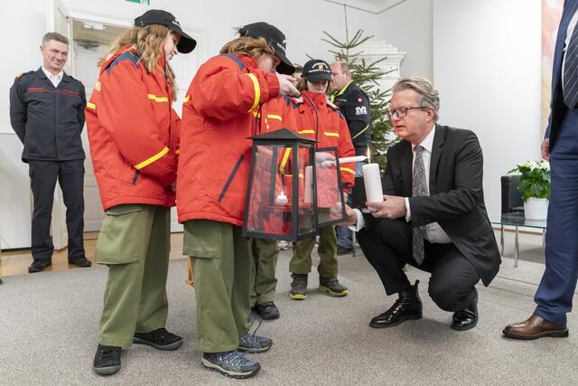 Am Mittwoch übernahm LH Christopher Drexler in der Grazer Burg die Flamme aus dem Heiligen Land. | Foto: Land Steiermark/Robert Binder