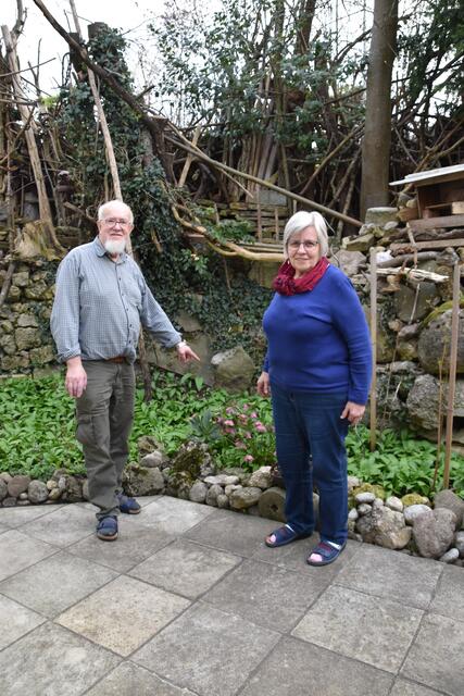 Die beiden Insektenforscher Hubert und Renate Rausch in ihrem Garten in Scheibbs | Foto: Roland Mayr