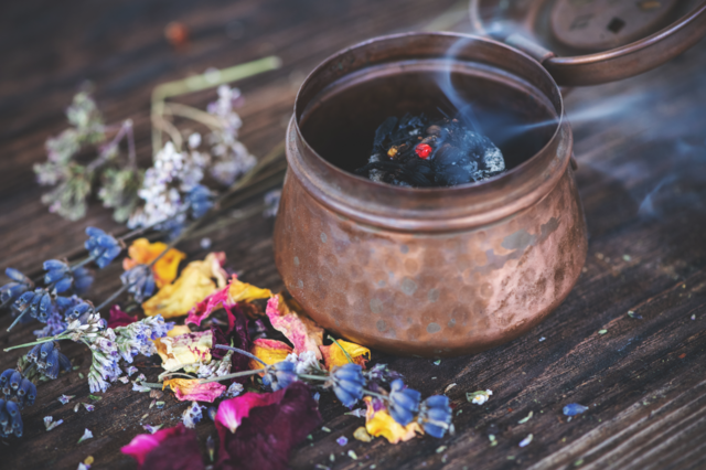 Durch das Räuchern wird das Zuhause von allen negativen Energien befreit. | Foto: adobe.stock/ Sonja Birkelbach