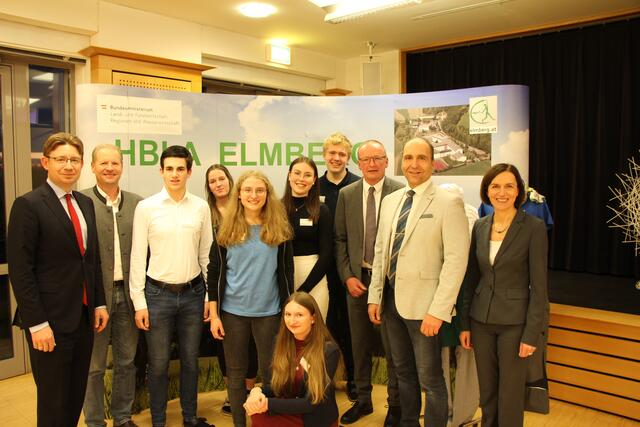 Das Gründungsteam mit Paten, Ehrengästen und Lehrern. | Foto: PR-Team der HBLA Elmberg