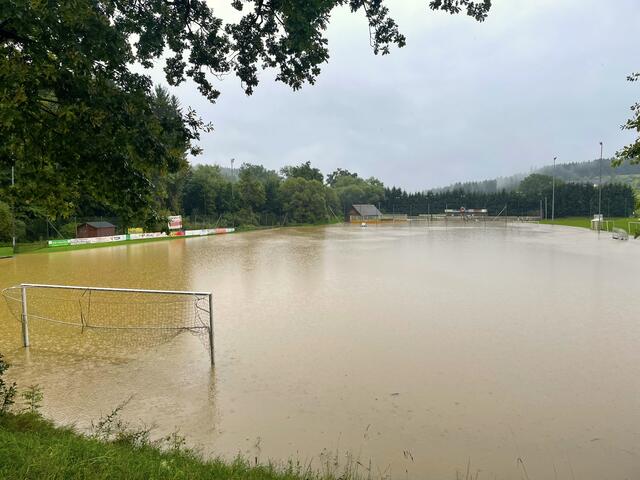 Der St. Josefer Sportplatz und die Natureisarena (im Hintergrund) wurden im Sommer vom Hochwasser getroffen. | Foto: Michl