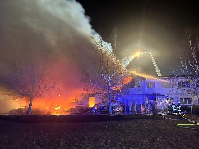 Großbrand in einem Wirtschaftsgebäude in Purgstall an der Erlauf: 191 Einsatzkräfte von zehn Feuerwehren standen im Einsatz. | Foto: Doku NÖ