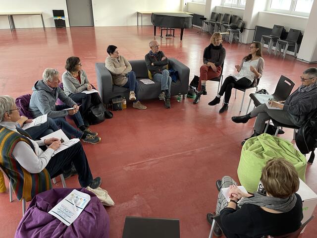 Ein Informationsnachmittag mit dem Verein Zebra. Wanda Deutsch und Juristin Agnes Romanin informierten über das Dublin-Abkommen. | Foto: Hackl