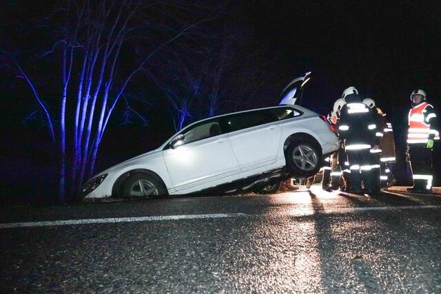Ein Pkw-Lenker landete mit seinem Fahrzeug in Rogatsbodenim Straßengraben. | Foto: Doku NÖ