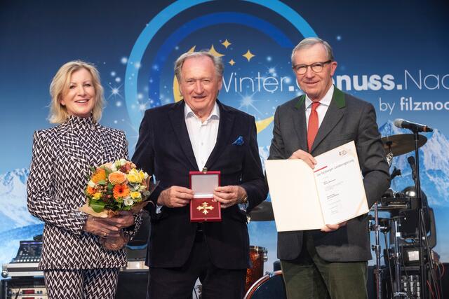Landeshauptmann Wilfried Haslauer mit Matthias Moosleitner und Martina Moosleitner bei der Überreichung des Ehrenzeichens des Landes; Filzmoos, | Foto: Moosleitner/Andreas Kolarik
