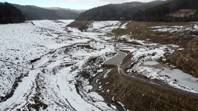 Mitten durch den See führt die Landesgrenze zwischen der Steiermark (vorne) und Kärnten (hinten). | Foto: Michl