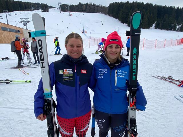 Julia Bauer (links) und Noa Szollos (rechts) haben die vier FIS-Rennen auf der Grebenzen dominiert.  | Foto: Taucher