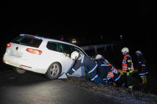 Ein Pkw-Lenker landete mit seinem Fahrzeug in Rogatsbodenim Straßengraben. | Foto: Doku NÖ