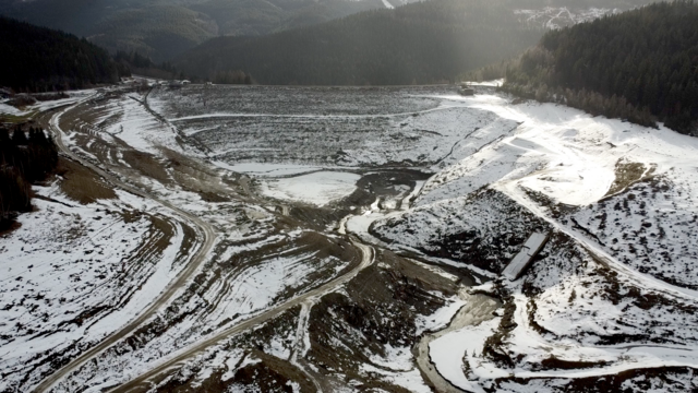 Wie eine Mondlandschaft mit Schnee kommt der geleerte Stausee Soboth aktuell daher – bis Sommer wird er wieder gefüllt. | Foto: Michl