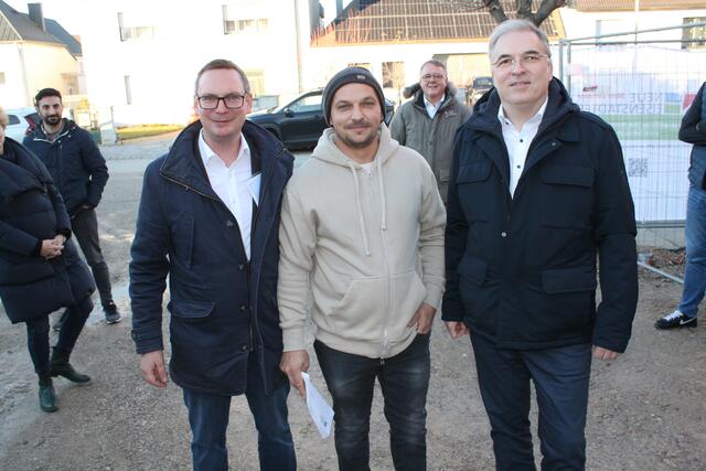 Anlässlich der Gleichenfeier luden die Neue Eisenstädter zu einem kleinen Umtrunk ein.  | Foto: Thomas Hottwagner