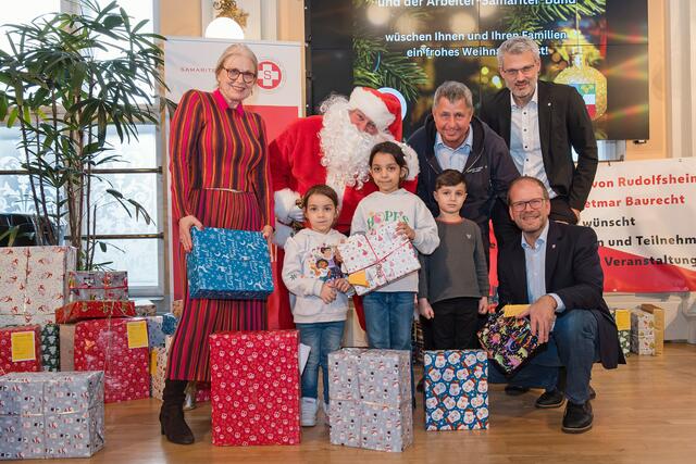 Bei Keksen, Getränken und festlichem Programm durften sich 50 Kinder tolle Geschenke vom Weihnachtsmann freuen.   | Foto: Samariterbund