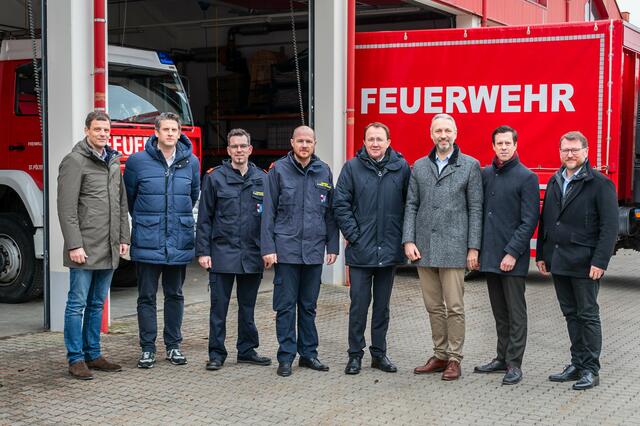 An der Realisierung des Projekts „Nahwärmeanschluss FF-Pottenbrunn“ waren folgende Personen beteiligt. (v.l.n.r.)
Janos Prugberger (Mitarbeiter der Firma EQUANS), Roland Kormesser (Feuerwehrreferent Stadt St. Pölten), 
Thomas Klampfl (stv. Kommandant), FF-Kommandant Michael Schmölz, Bügermeister Matthias Stadler, 
EQUANS-Geschfäftsführer XXXXX, Leiter der Präsidial-Abteilung im Magistrat Michael Koppensteiner 
und Fernwärme-Geschäftsführer Franz Gruber. | Foto: Arman Kalteis