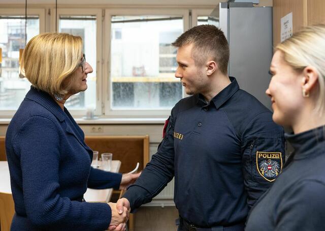 Landeshauptfrau Johanna Mikl-Leitner im Gespräch mit Polizistinnen und Polizisten der Polizeiinspektion Klosterneuburg. | Foto: NLK Pfeffer