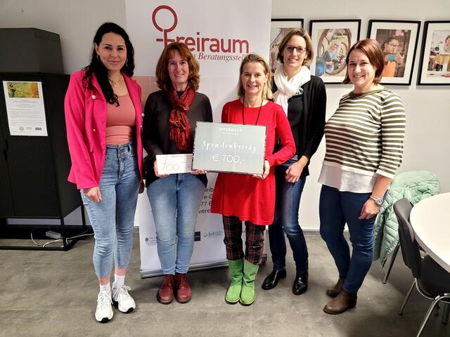 Kürzlich wurde die Spende an Sandra Jakomini (l.) und Eva Surma (2.v.l.) von der Frauenberatungsstelle in Leibnitz übergeben. | Foto: umdasch