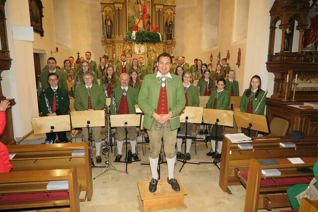 Kapellmeister Oscar Mauricio Carillo Viveros bei seinem Debütkonzert in der Pfarrkirche Traberg am 8. Dezember 2023. | Foto: Musikverein Traberg