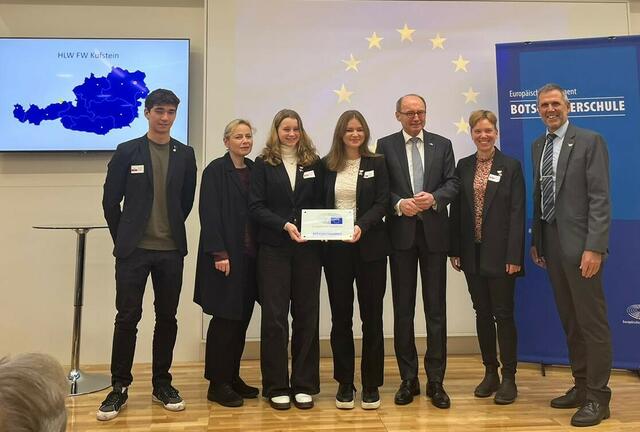 Die HLW FW Kufstein bei der Ernennung zur Botschafterschule (v.l.n.r.): Luca Schlesinger (Juniorbotschafter, 4CHW), Mag. Georgia Steinbrugger (Seniorbotschafterin), Anna Schöninger (Juniorbotschafterin, 4CHW), Elisabeth Hörfarter (Juniorbotschafterin, 4CHW), Dr. Othmar Karas (Vizepräsident des Europäischen Parlaments), Mag. Michaela Karrer (Seniorbotschafterin) und HLW-Dir. Mag. Markus Höfle. | Foto: HLW FW Kufstein