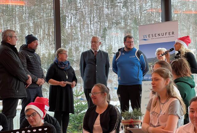 Berichteten über ihre Erfahrungen mit Inklusion (von links): Konrad Hansbauer, Engelbert Leitner, Silvia Greiner, Friedrich Bernhofer, Dominik Feiken, Maria Rittberger, Margarete Durstberger. Vorne: einige Personen des Inklusionschors "Wesengroovers"  | Foto: Wesenufer Hotel &amp; Seminarkultur an der Donau