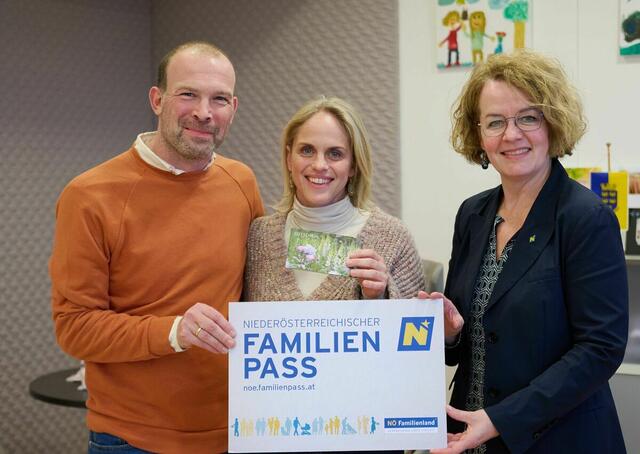 Familien-Landesrätin Christiane Teschl-Hofmeister mit Barbara und Josef Starkl, vom NÖ Familienpass-Partnerbetrieb Gärtnerei Starkl, die einen Gutschein für den Adventkalender zur Verfügung stellen. | Foto: NLK Pfeiffer