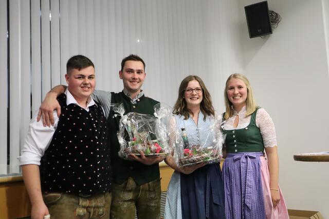 Michael Rammer und Lisa Palmetshofer (Mitte) übergaben die Leitung der Landjugend Ried/Katsdorf an Carina Gusenbauer und Daniel Jungwirth. | Foto: Landjugend Ried/Katsdorf